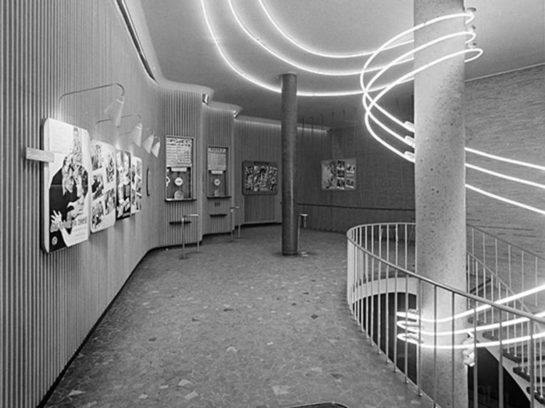 UFA-Studio am Thielenplatz, Innenansicht des Treppenhauses mit Lichtkunst, Filmplakaten und Kassenbereich. Foto von Wilhelm Hauschild, 1959